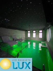 ZVJEZDANO NEBO IZNAD BAZENA